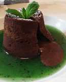 Volcán de chocolate con salsa tibia de kiwi