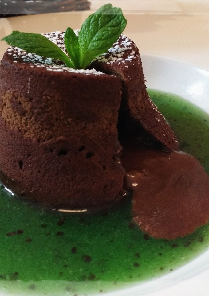 Una foto de Volcán de chocolate con salsa tibia de kiwi
