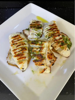 Una foto de Calamares a la plancha con ajo y perejil ❤️❤️