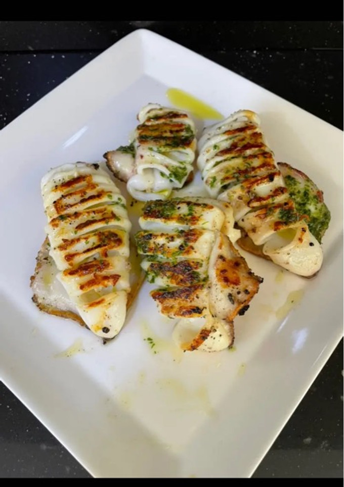 Una foto de Calamares a la plancha con ajo y perejil ❤️❤️