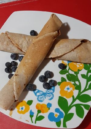 Una foto de Panqueques integrales rellenos con manjar