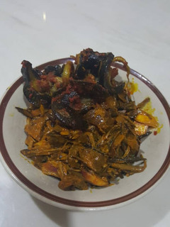 A picture of Ugba and peppered snail.