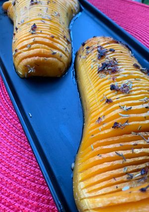 Une photo de Butternut façon Hasselback rôti aux herbes et miel