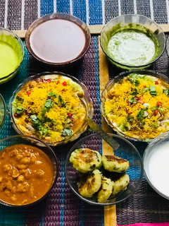 આલુ ટિક્કી છોલે ચાટ(Aalu tikki chole chat recipe in Gujarati) રેસીપી મુખ્ય ફોટો