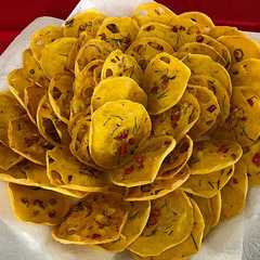 รูปของ Rempeyek Bawang Merah Dan Cabe (Javanese Shallots Chili Crackers)