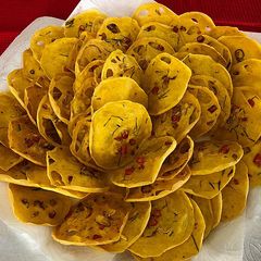 A picture of Rempeyek Bawang Merah Dan Cabe (Javanese Shallots Chili Crackers).
