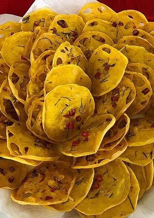 A picture of Rempeyek Bawang Merah Dan Cabe (Javanese Shallots Chili Crackers).