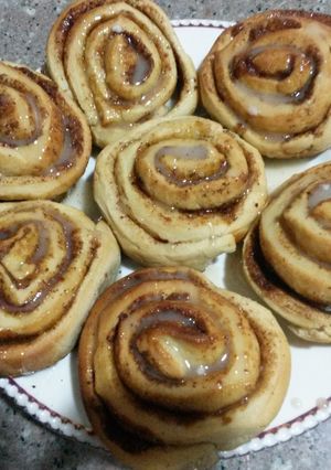 Una foto de Rolls de canela con nueces