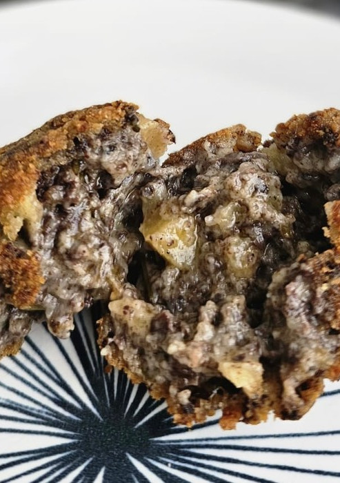 Una foto de Croquetas de morcilla y manzana caramelizada
