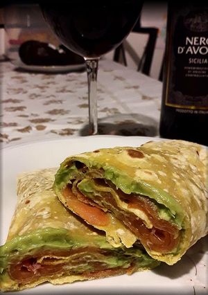 Foto di Piadina homemade con avocado e salmone