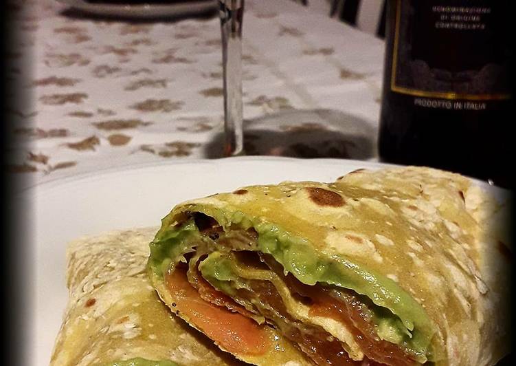 Piadina homemade con avocado e salmone