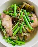 Canh chân giò hầm với cà tím, đậu ve, và rau cải mầm