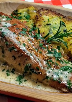 Tejszínes lazacfilé puliszkával recept fotója