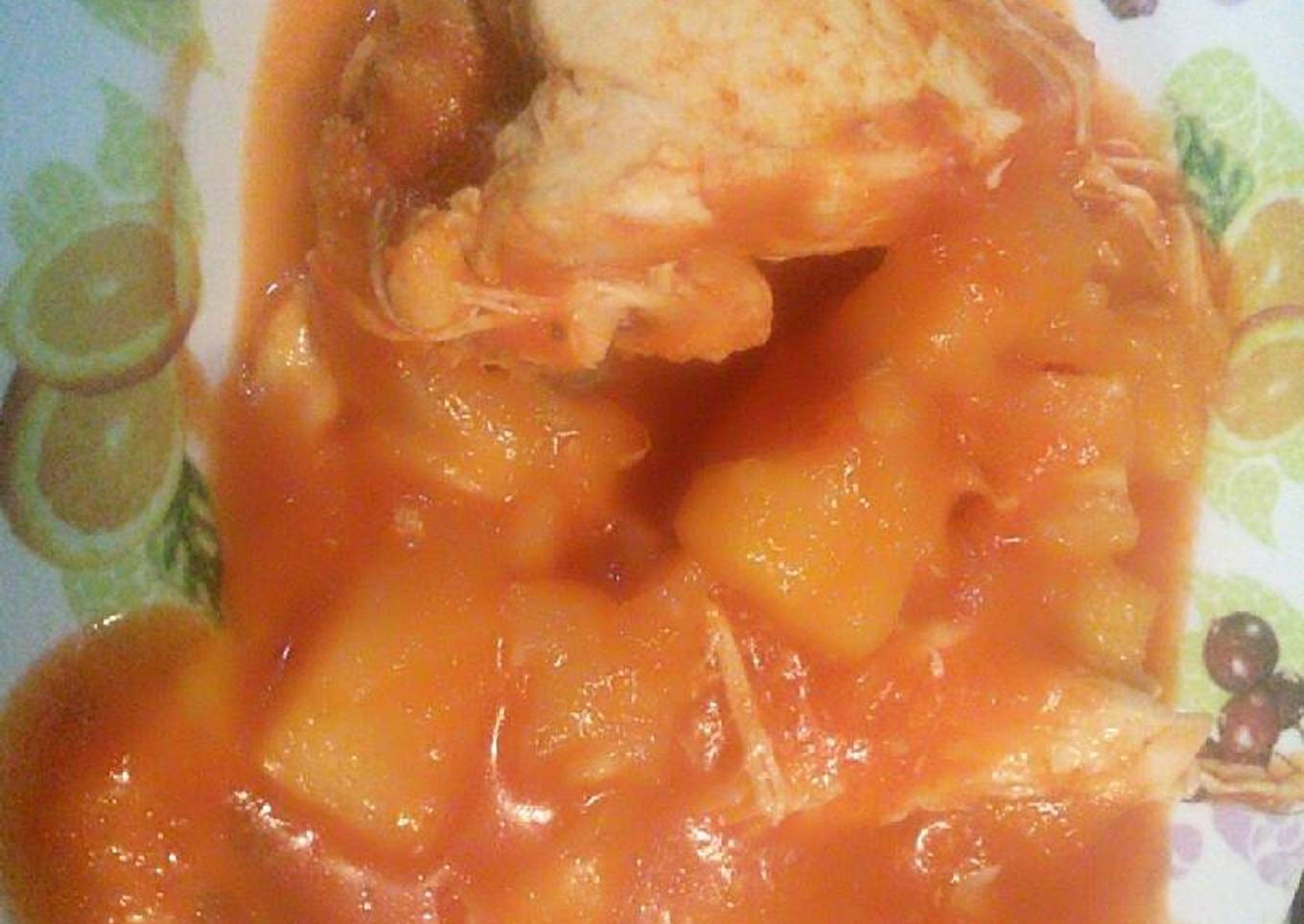Pollo en salsa de tomate y piña