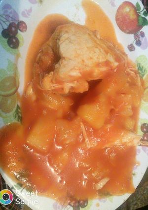 Una foto de Pollo en salsa de tomate y piña
