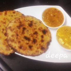 A picture of Punjabi missi roti.