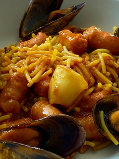 Una foto de Fideuà con salchichas, calamares y mejillones