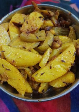 परवल आलू की सब्जी (parwal aloo ki sabzi recipe in Hindi) रेसिपी मुख्य फोटो