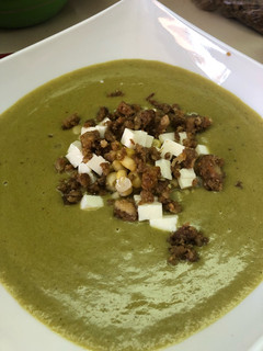 Una foto de Sopa de crema de chile Poblano a la Sonorense