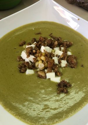 Una foto de Sopa de crema de chile Poblano a la Sonorense