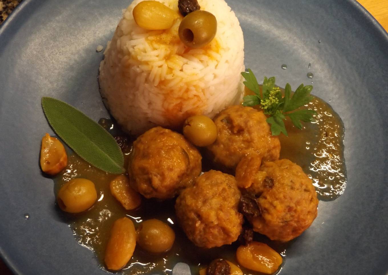 Albóndigas con salsa de almendra, aceitunas verdes y pasas de uva