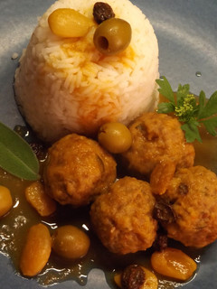 Una foto de Albóndigas con salsa de almendra, aceitunas verdes y pasas de uva