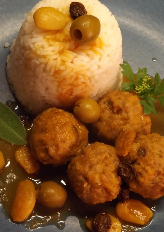 Una foto de Albóndigas con salsa de almendra, aceitunas verdes y pasas de uva