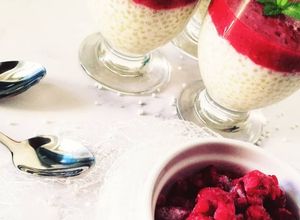 Zdjęcie przepisu Pudding z tapioki z frużeliną malinową.