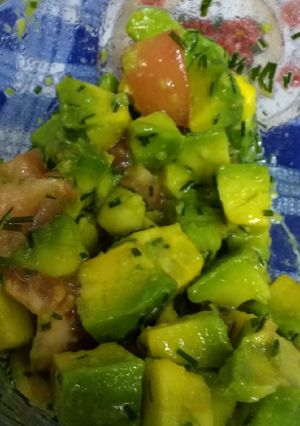 Una foto de Ensalada de palta y tomate