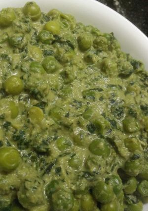 A picture of Green Peas with Fenugreek Leaves Curry (Methi Mutter Masala).