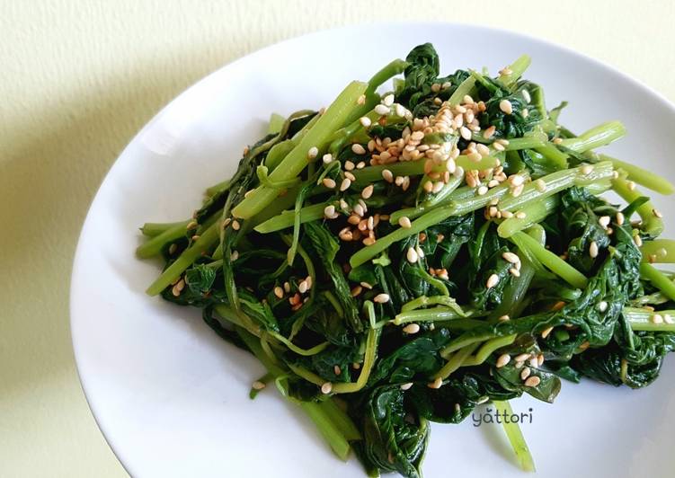 Sigeumchi namul (Lalapan bayam khas Korea)