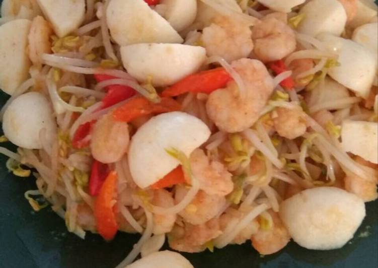 Cara Gampang Menyiapkan Cah tauge simple with super prawn and fishball Anti Gagal
