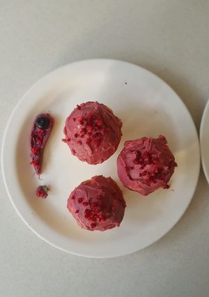 Una foto de Muffins de vainilla con buttercream de frutos rojos🤤🤤