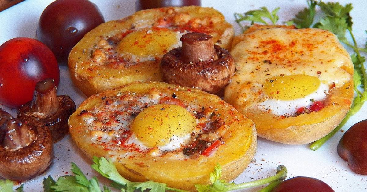 Запеченный картофель с яйцами и ветчиной