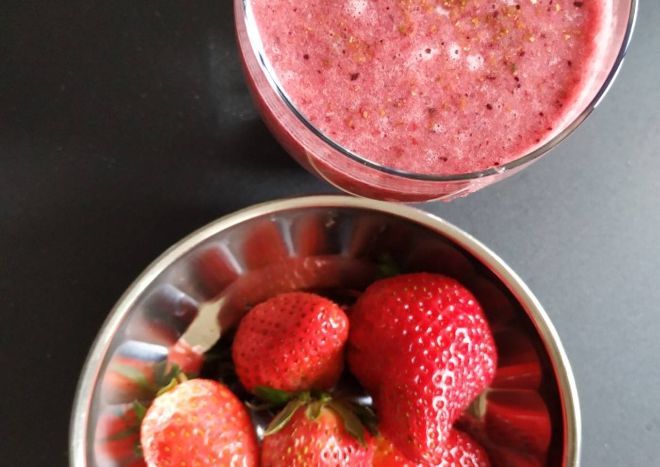 Banana, strawberries and orange smoothie