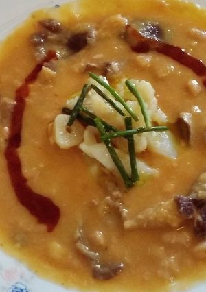 Una foto de Alubias blancas con setas y bacalao