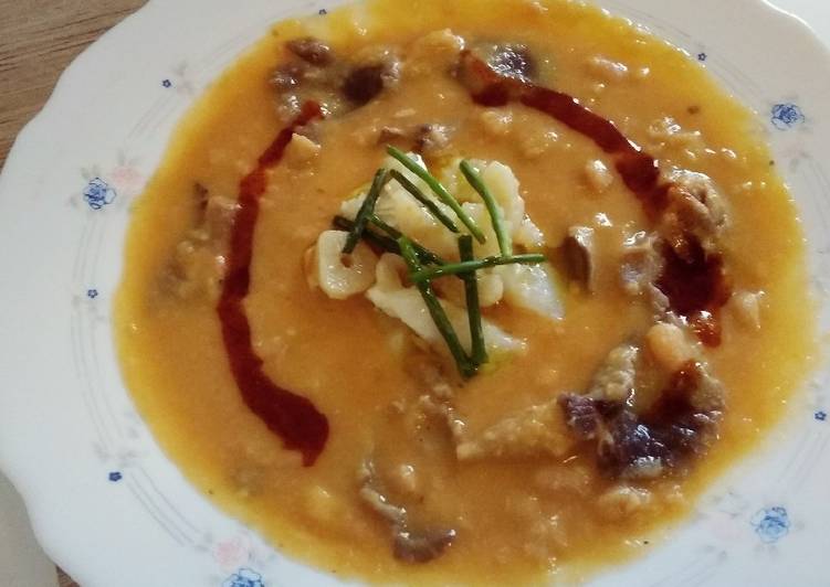 Alubias blancas con setas y bacalao