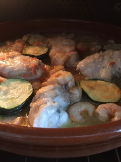 Una foto de Cazuela de rape y gambas 🦐 con verduras al micro (lékué)