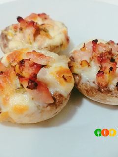 Una foto de Champiñones al horno con pavo y queso de cabra al vino