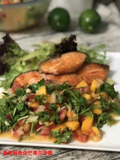 香煎鮭魚佐芒果莎莎醬 的食譜成品照片