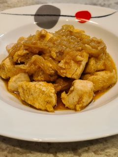 Una foto de Dados de pollo encebollados