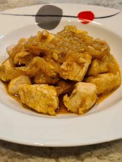 Una foto de Dados de pollo encebollados
