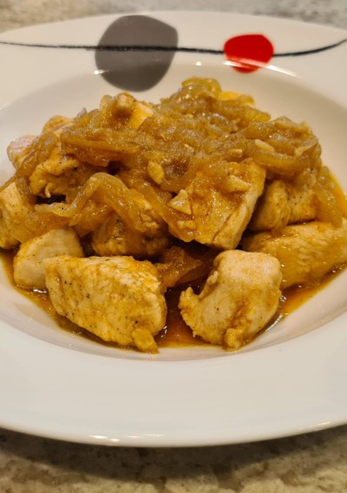 Una foto de Dados de pollo encebollados