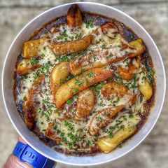 A picture of Cheesy Chips & Gravy.