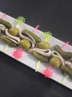 Una foto de Banderillas de boquerones con pepinillos y aceitunas