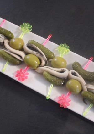 Foto principal de Banderillas de boquerones con pepinillos y aceitunas