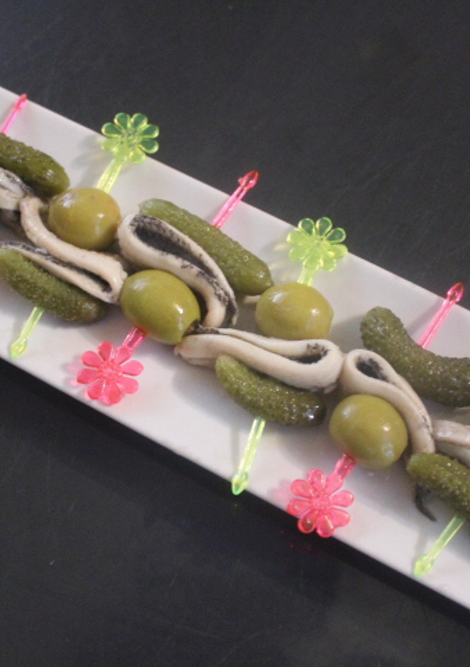 Una foto de Banderillas de boquerones con pepinillos y aceitunas
