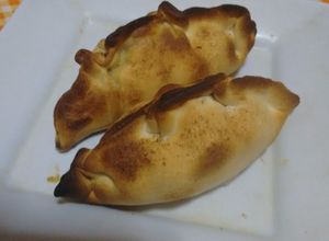 Una foto de Empanadas de pera, queso, nueces y pasas rubias