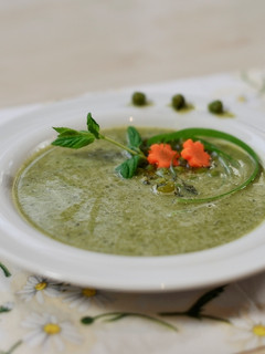 A picture of Pea soup with mint and ginger.