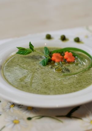 A picture of Pea soup with mint and ginger.